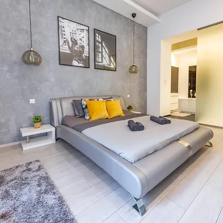 Luxury Nova Next To The New York Cafe *