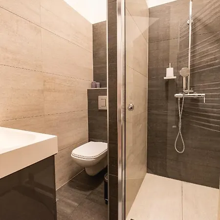 Luxury Nova Next To The New York Cafe *