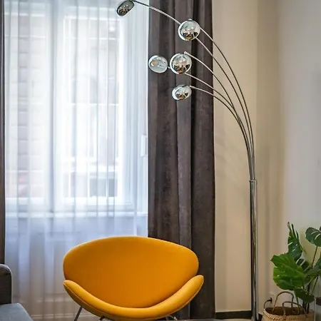 Luxury Nova Next To The New York Cafe