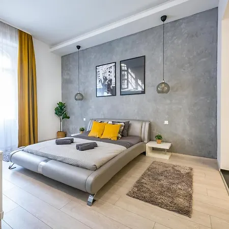 Luxury Nova Next To The New York Cafe *