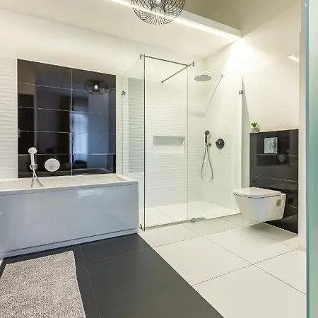 Luxury Nova Next To The New York Cafe *